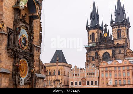 02-21-2025, Prague, Prague horloge astronomique et église notre-Dame avant Týn debout majestueusement sous le ciel nuageux, mettant en valeur l'Ar gothique complexe Banque D'Images