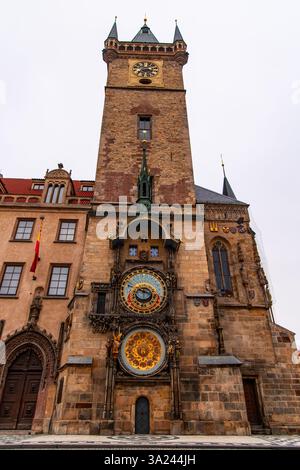 02-21-2025, Prague, l'horloge astronomique de Prague. Une merveille médiévale. Orne la tour de l'ancien hôtel de ville. Présentant des détails complexes et un signe historique Banque D'Images
