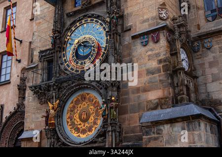 02-21-2025, Prague, L'horloge astronomique de Prague, montée sur le vieil hôtel de ville, affiche l'heure, la date, des informations astronomiques, et présente des détails ornés Banque D'Images
