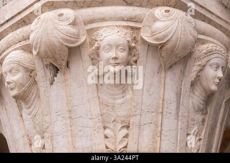 Détail de l'une des capitales de la colonne au Palais des Doges, Piazzetta di San Marco, Venise, Italie. Cette capitale des femmes latines, sous l'influence de Banque D'Images