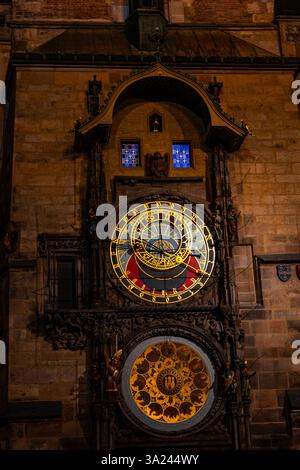 02-21-2025, Prague, illuminant la nuit, l'horloge astronomique de Prague sur l'ancien hôtel de ville révèle des détails complexes, y compris les astronomies Banque D'Images