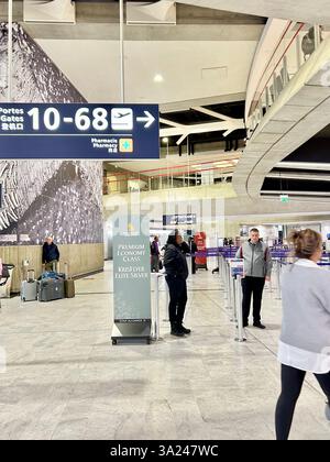 Aéroport de Roissy, Paris, France, gens, touristes, voyager à l'intérieur des panneaux de hall, Gates, voyageurs à un aéroport Banque D'Images