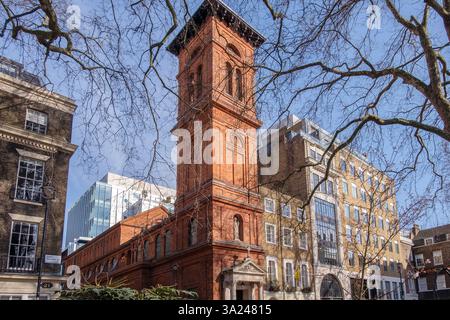 Le clocher Italianate de l'église catholique de membre Patrick, Soho Square, Londres, Royaume-Uni Banque D'Images