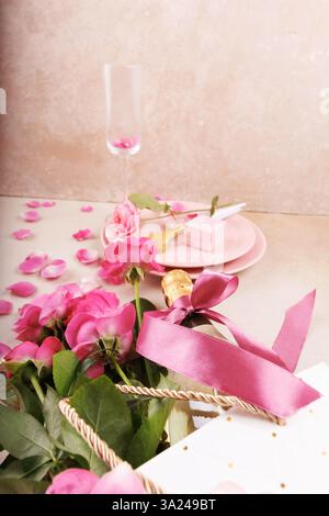 Dîner romantique avec fleurs roses et champagne Banque D'Images