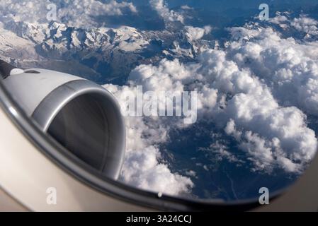 Avion survolant les sommets des Alpes, Europe Banque D'Images