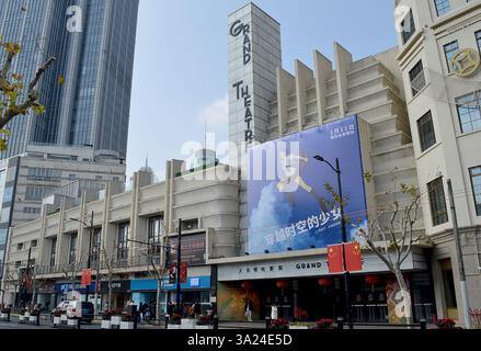 Le Grand Théâtre aussi connu sous le nom de Grand Cinéma est l'un des plus anciens de Shanghai conçu par l'architecte hongrois Laszlo Hudec et achevé en 1928. Banque D'Images