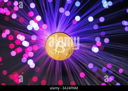 Crypto-monnaie Bitcoin avec fibre optique futuriste et brillante, symbolisant la technologie blockchain, la finance numérique, les transactions décentralisées et innov Banque D'Images