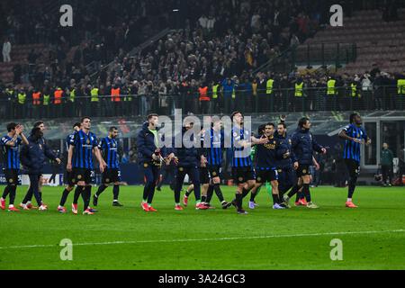 L'équipe de l'Inter FC salue les supporters à la fin du match après la manche de la Ligue des Champions de l'UEFA du 16e match de deuxième manche entre l'Inter FC Internazionale et Feyenoord Rotterdam, le 10 mars 2025, au stade Giuseppe Meazza San Siro Siro à Milan, Italie Banque D'Images