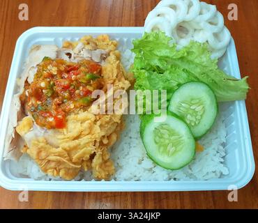 Ayam Geprek Matah indonésien ou poulet frit avec Sambal Matah. Banque D'Images