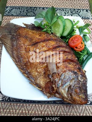 Gurami Goreng indonésien de poisson frit Gourami. Banque D'Images