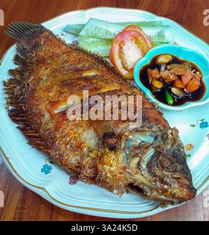 Gurami Goreng indonésien de poisson frit Gourami. Banque D'Images