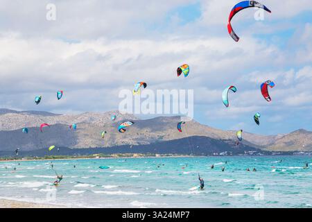 Le kitesurf, la plage d'Alcudia. Majorque (Mallorca), îles Baléares, Espagne ; Europe Banque D'Images