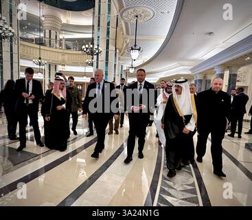Djeddah, Arabie Saoudite. 12 mars 2025. Andriy Yermak (C-R), chef de cabinet du président ukrainien, et Andriy Sybiga (C-l), ministre ukrainien des Affaires étrangères, marchent avant la réunion des délégations ukrainienne et américaine, à Djeddah, en Arabie saoudite, le 11 mars 2025. Dans les pourparlers organisés par l’Arabie saoudite, l’Ukraine doit présenter aux États-Unis un plan de cessez-le-feu partiel avec la Russie, dans l’espoir de restaurer le soutien de son principal bienfaiteur, qui sous le président Donald Trump a exigé des concessions pour mettre fin à la guerre de trois ans. Photo du ministère ukrainien des Affaires étrangères / crédit : UPI/Alamy Live News Banque D'Images