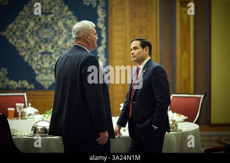 Djeddah, Arabie Saoudite. 12 mars 2025. Le secrétaire d'État AMÉRICAIN Marco Rubio (à droite) et le ministre ukrainien des Affaires étrangères Andrii Sybiha s'expriment alors qu'ils assistent à la réunion des délégations ukrainienne et américaine à Djeddah, en Arabie Saoudite, le 11 mars 2025. Dans les pourparlers organisés par l’Arabie saoudite, l’Ukraine doit présenter aux États-Unis un plan de cessez-le-feu partiel avec la Russie, dans l’espoir de restaurer le soutien de son principal bienfaiteur, qui sous le président Donald Trump a exigé des concessions pour mettre fin à la guerre de trois ans. Photo du ministère ukrainien des Affaires étrangères / crédit : UPI/Alamy Live News Banque D'Images