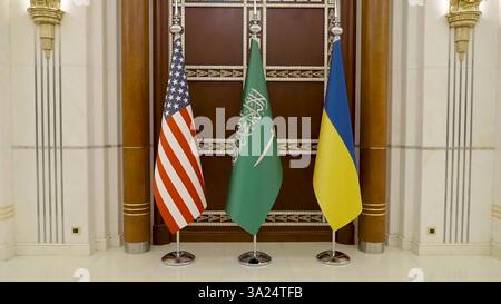 Djeddah, Arabie Saoudite. 12 mars 2025. Drapeaux de l'Arabie Saoudite, de l'Ukraine et des Etats-Unis, rencontre avec des responsables américains et ukrainiens à Djeddah, Arabie Saoudite, le 11 mars 2025. Dans les pourparlers organisés par l’Arabie saoudite, l’Ukraine doit présenter aux États-Unis un plan de cessez-le-feu partiel avec la Russie, dans l’espoir de restaurer le soutien de son principal bienfaiteur, qui sous le président Donald Trump a exigé des concessions pour mettre fin à la guerre de trois ans. Photo par le ministère des Affaires étrangères de l'Arabie saoudite / crédit : UPI / Alamy Live News Banque D'Images
