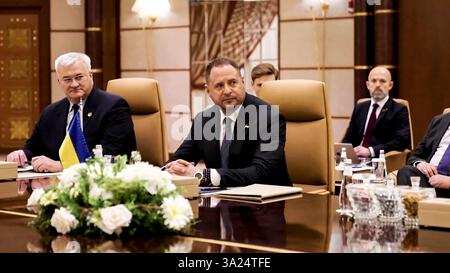 Djeddah, Arabie Saoudite. 12 mars 2025. Le ministre ukrainien des Affaires étrangères Andrii Sybiha (à gauche) et le chef du Bureau présidentiel ukrainien Andriy Yermak ont rencontré des responsables à Djeddah, en Arabie Saoudite, le 11 mars 2025. Dans les pourparlers organisés par l’Arabie saoudite, l’Ukraine doit présenter aux États-Unis un plan de cessez-le-feu partiel avec la Russie, dans l’espoir de restaurer le soutien de son principal bienfaiteur, qui sous le président Donald Trump a exigé des concessions pour mettre fin à la guerre de trois ans. Photo par le ministère des Affaires étrangères de l'Arabie saoudite / crédit : UPI / Alamy Live News Banque D'Images