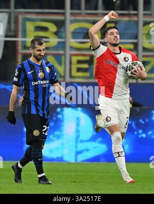 Milan, Italie. 11 mars 2025. Jakub Moder (R) de Feyenoord célèbre son but lors de la manche du 16e match de l'UEFA Champions League entre l'Inter Milan et Feyenoord à Milan, Italie, le 11 mars 2025. Crédit : Alberto Lingria/Xinhua/Alamy Live News Banque D'Images