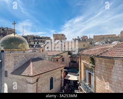 Une vue imprenable sur la vieille ville de Jérusalem, avec ses toits historiques, son dôme doré et ses ruelles animées. Banque D'Images