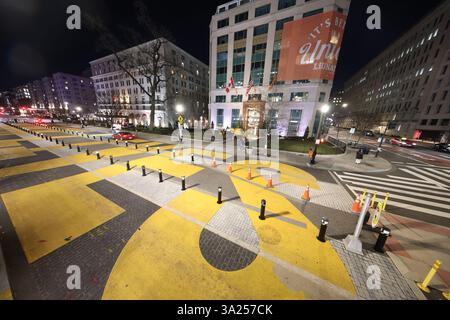 Washington, DC, États-Unis. 11 mars 2025. Vue de Black Lives Matter Plaza en cours de démolition après la pression des républicains au Congrès le 11 mars 2025 à Washington, DC crédit : Mpi34/Media Punch/Alamy Live News Banque D'Images