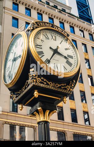 L'horloge de trottoir Trump Tower avec le Crown Building en arrière-plan New York City, USA 2025 Banque D'Images