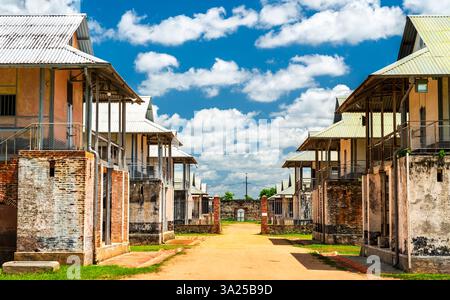 Le camp de transport de Saint-Laurent-du-Maroni, en Guyane française, ancienne colonie pénitentiaire avec des bâtiments carcéraux en décomposition, et des murs de briques vieillies, préserve Banque D'Images