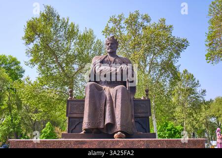La grande statue en bronze d'un Amir Timur assis, juste au bout d'un parc dans la nouvelle section de la ville. À Samarcande, Ouzbékistan. Banque D'Images