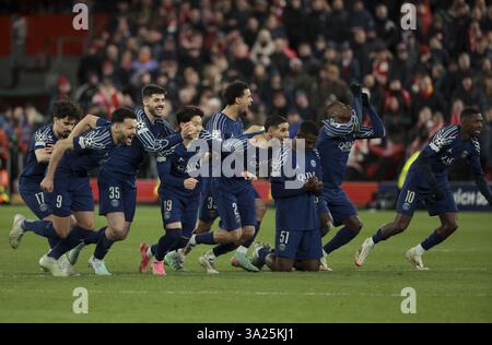 Les joueurs du PSG célèbrent la victoire après la tirs au but de l'UEFA Champions League, Round of 16, match de 2e manche entre Liverpool FC et le Paris Saint-Germain (PSG) le 11 mars 2025 au stade Anfield de Liverpool, en Angleterre Banque D'Images