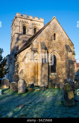 La belle église normande de style roman St Mary the Virgin est située dans le village d'Iffley, au sud d'Oxford. Il a été construit autour 1160 EC par la famille St Remy. L'extrémité est gothique primitive a été prolongée vers 1230, quand une cellule a été construite sur le côté sud pour l'anchoir (ermite) Annora. Comme prévu d'un bâtiment d'une telle antiquité, il est classé Grade I. Banque D'Images