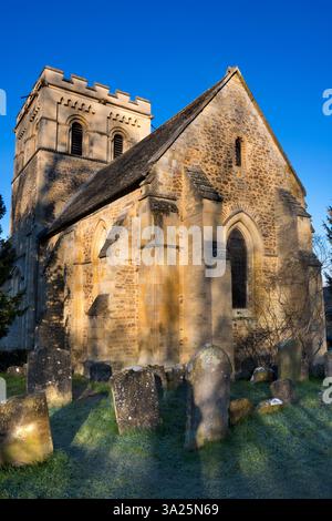 La belle église normande de style roman St Mary the Virgin est située dans le village d'Iffley, au sud d'Oxford. Il a été construit autour 1160 EC par la famille St Remy. L'extrémité est gothique primitive a été prolongée vers 1230, quand une cellule a été construite sur le côté sud pour l'anchoir (ermite) Annora. Comme prévu d'un bâtiment d'une telle antiquité, il est classé Grade I. Banque D'Images