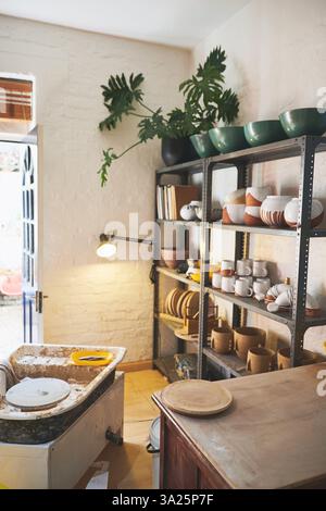 Céramique, magasin et petite entreprise avec étagère pour la poterie, la vente au détail et le démarrage de fabrication. Produits en argile, collection et fait à la main en atelier, artisanat Banque D'Images