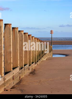 Wooden Groyne à marée basse sur la plage près de Dawlish Warren, Devon, Royaume-Uni Banque D'Images