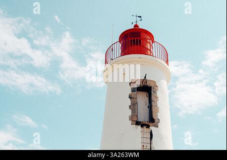 Les Sables d'Olonne (centre-ouest de la France) : le phare rouge au bout de l'embarcadère Saint-Nicolas Banque D'Images