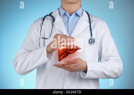 Docteur tenant illustration de foie sur fond de couleur, gros plan Banque D'Images