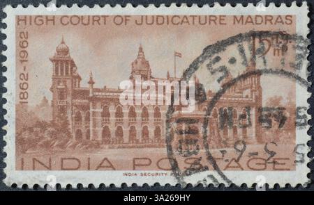 Timbre-poste oblitéré imprimé par l'Inde, qui montre la haute Cour de Madras, centenaire des hautes cours indiennes, vers 1962. Banque D'Images