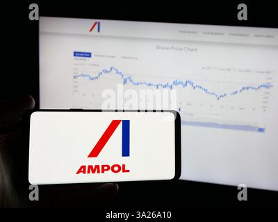 Allemagne. 22 janvier 2025. Dans cette illustration photo, une personne tient un smartphone avec le logo de la compagnie pétrolière australienne Ampol Limited sur l'écran en face du site Web. (Crédit image : © timon Schneider/SOPA images via ZUMA Press Wire) USAGE ÉDITORIAL SEULEMENT ! Non destiné à UN USAGE commercial ! Banque D'Images