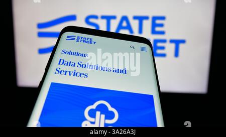 Allemagne. 22 janvier 2025. Dans cette illustration photo, un smartphone avec le site Web de la société financière américaine State Street Corporation est vu sur l'écran devant le logo de l'entreprise. (Crédit image : © timon Schneider/SOPA images via ZUMA Press Wire) USAGE ÉDITORIAL SEULEMENT ! Non destiné à UN USAGE commercial ! Banque D'Images
