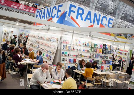 Le stand français le premier jour de la Foire du livre de Londres à l'espace d'exposition Olympia London, le 11 mars 2025, à Londres, en Angleterre. La foire du livre de Londres est un marché international annuel de l'industrie du livre pour la négociation des droits et la vente et la distribution de contenu d'édition sur les canaux imprimés, audio, TV, cinéma et numériques. « LBF » attire généralement 25 000 visiteurs et exposants lors de son événement de trois jours. Banque D'Images