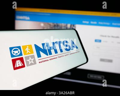 Allemagne. 22 janvier 2025. Dans cette illustration photo, un téléphone mobile portant le logo de la National Highway Traffic Safety Administration (NHTSA) est vu à l'écran avec le site Web. (Crédit image : © timon Schneider/SOPA images via ZUMA Press Wire) USAGE ÉDITORIAL SEULEMENT ! Non destiné à UN USAGE commercial ! Banque D'Images