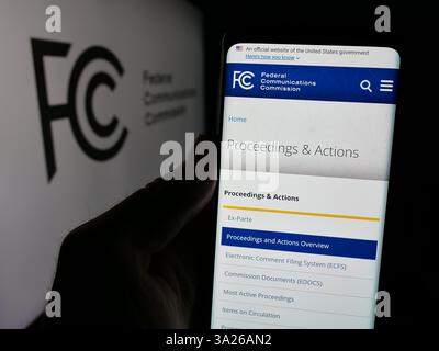 Allemagne. 22 janvier 2025. Dans cette illustration photo, une personne tient un téléphone portable avec la page Web de l'agence américaine Federal Communications Commission (FCC) sur l'écran avec logo. (Crédit image : © timon Schneider/SOPA images via ZUMA Press Wire) USAGE ÉDITORIAL SEULEMENT ! Non destiné à UN USAGE commercial ! Banque D'Images