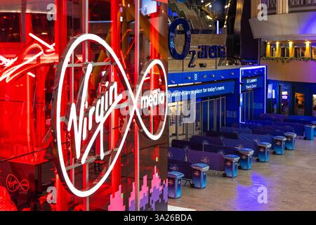 Logo Virgin Media illuminé à l'entrée de l'O2 Arena. Londres, Royaume-Uni, 14 octobre 2023 Banque D'Images