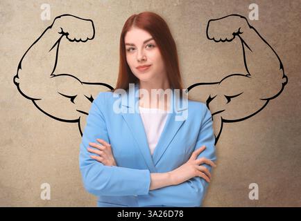 Femme confiante avec dessin de bras forts derrière elle sur fond beige Banque D'Images