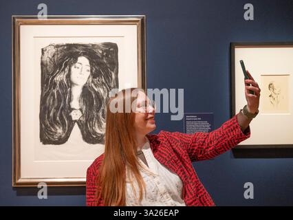 National Portrait Gallery, Londres, Royaume-Uni. 12 mars 2025. Aperçu de l'exposition Edvard Munch Portraits, la première exposition au Royaume-Uni à se concentrer exclusivement sur Munch en tant que portraitiste, y compris des œuvres des années 1880 - 1920 jamais vues auparavant au Royaume-Uni. Les expositions incluent : Eva Mudocci, Edvard Munch, 1902. La broche (lithographie). Collection privée. Crédit : Malcolm Park/Alamy Live News Banque D'Images