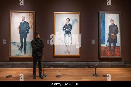 National Portrait Gallery, Londres, Royaume-Uni. 12 mars 2025. Aperçu de l'exposition Edvard Munch Portraits, la première exposition au Royaume-Uni à se concentrer exclusivement sur Munch en tant que portraitiste, y compris des œuvres des années 1880 - 1920 jamais vues auparavant au Royaume-Uni. Crédit : Malcolm Park/Alamy Live News Banque D'Images