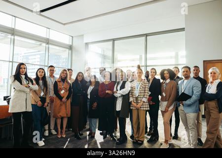 Un groupe réussi de professionnels diversifiés démontrant le travail d'équipe dans un environnement de bureau moderne, améliorant la collaboration et l'unité. Banque D'Images