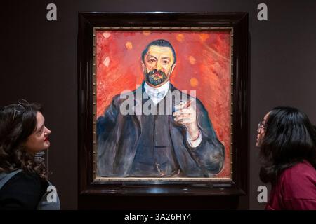Londres, Royaume-Uni. 12 mars 2025. Les membres du personnel voient « Felix Auerbach », 1906, d’Edvard Munch, en avant-première de « Edvard Munch Portraits » à la National Portrait Gallery. C'est la première exposition britannique à se concentrer exclusivement sur Munch en tant que portraitiste, avec des œuvres des années 1880 à 1920 exposées. Le spectacle se déroule du 13 mars au 15 juin 2025. Credit : Stephen Chung / Alamy Live News Banque D'Images