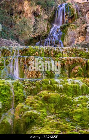 Chute d'eau d'Orbaneja del Castillo, point d'intérêt géologique, Orbaneja del Castillo, Village médiéval, Comarca del Páramo, Vallée de Sedano, Burgos, Banque D'Images
