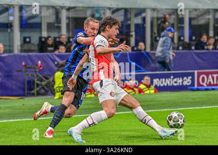 Milan, Italie. 11 mars 2025. Hugo Bueno (16 ans) de Feyenoord et Davide Frattesi (16 ans) de Inter vus lors du match de l'UEFA Champions League entre l'Inter et Feyenoord à Giuseppe Meazza à Milan. Crédit : Gonzales photo/Alamy Live News Banque D'Images