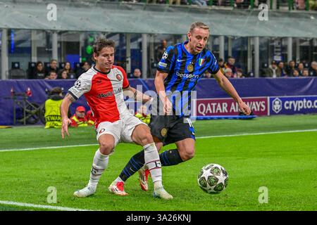 Milan, Italie. 11 mars 2025. Hugo Bueno (à gauche) de Feyenoord et Davide Frattesi (à droite) de Inter vus lors du match de Ligue des champions de l'UEFA entre l'Inter et Feyenoord au Giuseppe Meazza à Milan. Crédit : Gonzales photo/Alamy Live News Banque D'Images