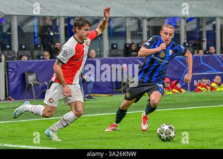 Milan, Italie. 11 mars 2025. Hugo Bueno (à gauche) de Feyenoord et Davide Frattesi (à droite) de Inter vus lors du match de Ligue des champions de l'UEFA entre l'Inter et Feyenoord au Giuseppe Meazza à Milan. Crédit : Gonzales photo/Alamy Live News Banque D'Images