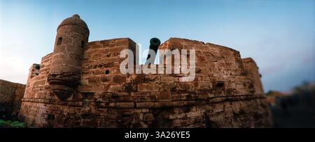 Vue panoramique sur le vieux canon hollandais construit dans les murs de la médina, Essaouira, Maroc Banque D'Images